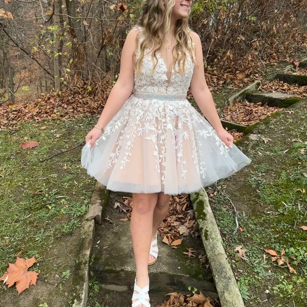 Sherri Hill White and Cream Floral FORMAL / HOMECOMING Dress size 8
